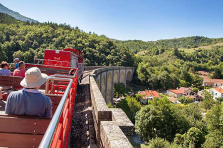 Entre Pyrénées et Corbières, le Train Rouge du Pays cathare et du Fenouillèdes